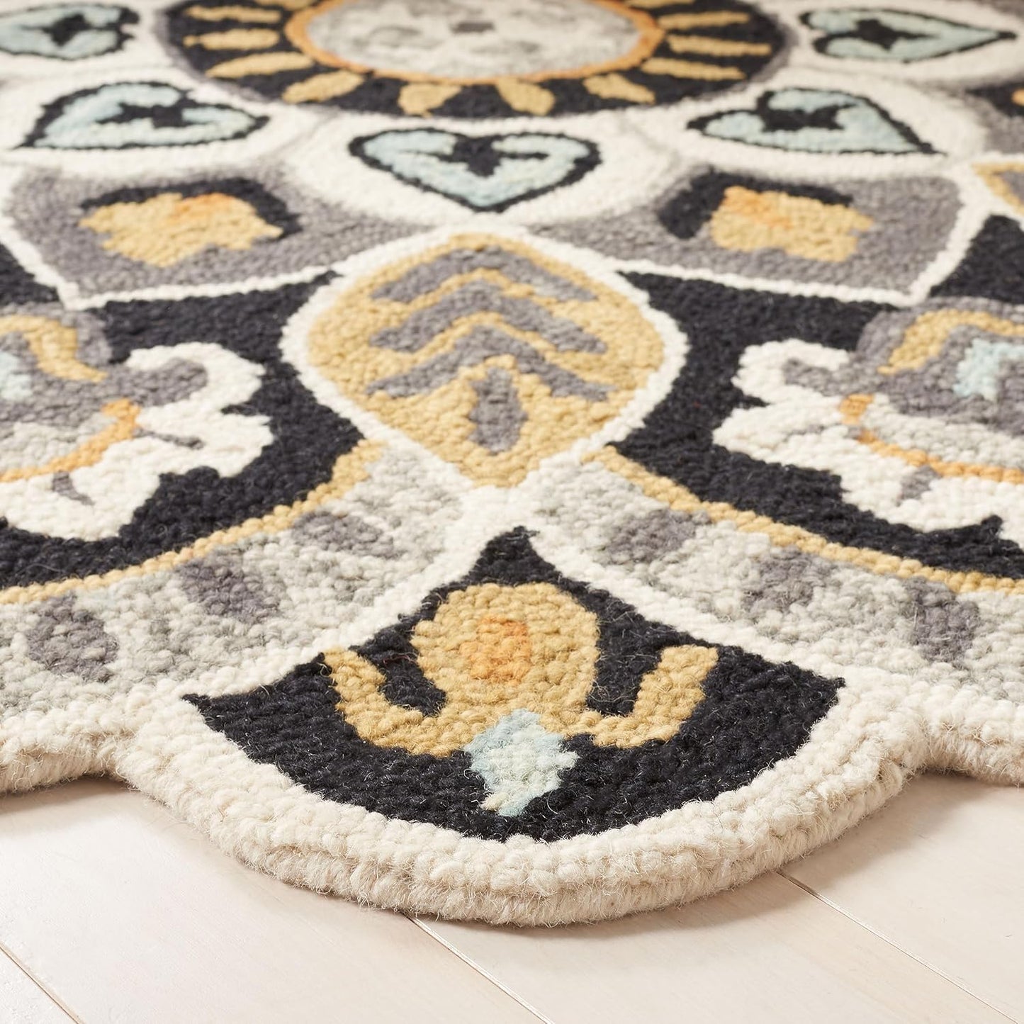 SAFAVIEH Novelty Collection Area Rug - 9' Round, Red & Taupe, Handmade Boho Floral Rustic Country Wool, Ideal for High Traffic Areas in Living Room, Bedroom (NOV604Q)